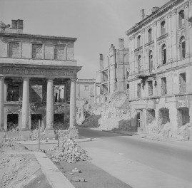 Widok na prawe skrzydło pałacu prymasowskiego i kamienice u wylotu ulicy. Zniszczenia. Ulica uprzątnięta z gruzowiska., skan 1