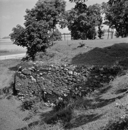 zamek bastionowy - fragmenty murów obronnych, skan 1