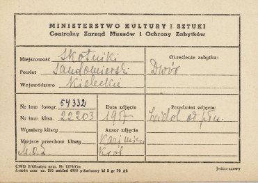 Dwór alkierzowy - widok elewacji bocznej płn. od strony płn.-wsch. - metryczka, skan 1