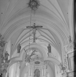 kościół św. Katarzyny - wnętrze: widok na tęczę i fragment ołtarza głównego, skan 1