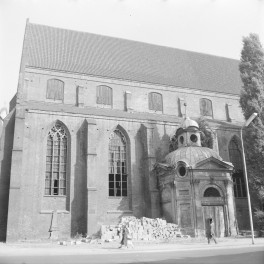 Katedra greckokatolicka św. Wincentego i św. Jakuba. Elewacja boczna nawy głównej z przyporami i maswerkiem. Widoczna kaplica Hochberga., skan 1