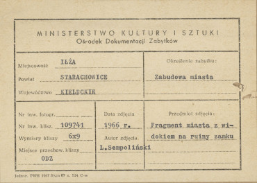 Widok od strony miasta na górę zamkową z ruinami - metryczka, skan 1