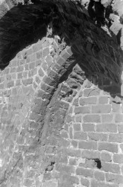 klasztor Franciszkański - mur z wnęką, skan 1