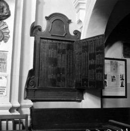 kościół św. Józefa i św. Piotra - wnętrze, epitafium w formie ołtarzyka, lista osób pochowanych w kościele, rejestr dobroczyńców, skan 1