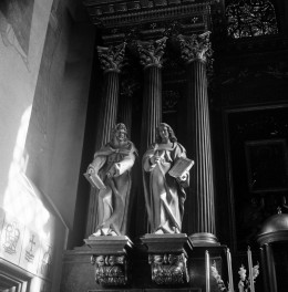 bazylika kolegiacka Wniebowzięcia - wnętrze, ołtarz główny, figury, skan 1