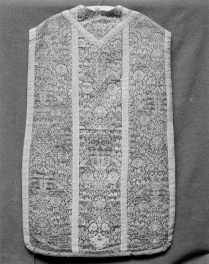 kościół pw. Wniebowzięcia Najświętszej Maryi Panny i św. Zygmunta - Muzeum Diecezjalne - zbiory - ornat czerwony przetykany złotem /tył/, skan 1