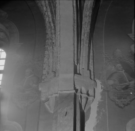 klasztor ss. Mniszek Benedyktynek - kościół pw. Najświętszej Maryi Panny i św. Wojciecha - wnętrze - prezbiterium - wsporniki, skan 1