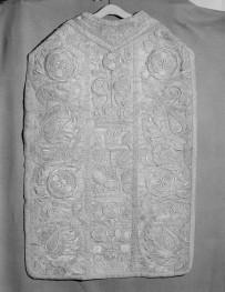 kościół pw. Wniebowzięcia Najświętszej Maryi Panny i św. Zygmunta - skarbiec katedralny - zbiory - ornat złoto-biały /tył/, skan 1