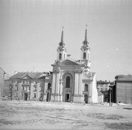 kościół, ob. katedra polowa Wojska Polskiego pw. Najświętszej Marii Panny Królowej Korony Polskiej - widok ogólny od Pl. Krasińskich, skan 1
