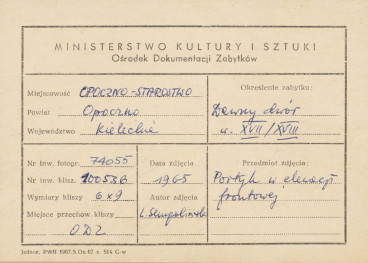 Zespół dworski - dwór, fragment elewacji frontowej, widok na portyk i alkierz - metryczka

 , skan 1