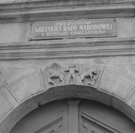 ratusz - portal, agrafa, skan 1