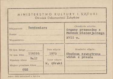 Muzeum Diecezjalne - organy przenośne, obudowa zewnętrzna, widok z przodu - metryczka, skan 1