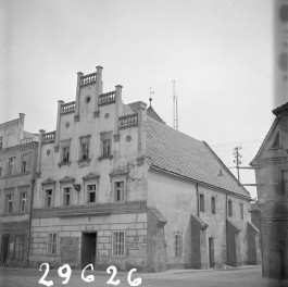kamienica przy rynku - szczyt, detale, skan 1
