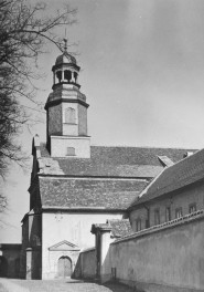 klasztor Bernardynów - kościół pw. śś. Jerzego i Wojciecha - elewacja południowa i frontowa - fragment, skan 1