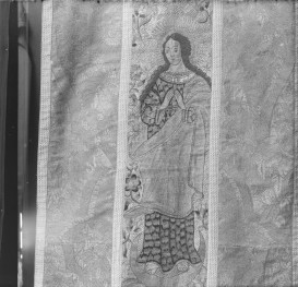 Skarbiec katedralny - Ornat. Francja ok. 1715-1720. Całość, tył. Haft N.M.P., skan 1