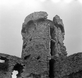 zamek Sulimczyków - Wieża Kredencerska - ruina - elewacja, skan 1