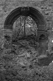 zamek - portal w stajni, skan 1
