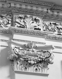 Kościół pw. NMP i św. Mikołaja - fragment dekoracji stiukowej z gzymsem oraz głowice pilastrów, skan 1