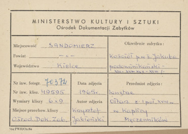  Zespół klasztorny Dominikanów - kościół, wnętrze, widok ołtarza w kaplicy Męczenników - metryczka, skan 1