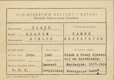 Ruiny zamku  Krzyżtopór  -  widok z bramy wjazdowej na korpus główny - metryczka, skan 1