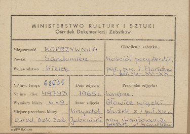 Zespół klasztorny - kościół, wnętrze , widok na kapitele wiązki służek przy skrzyżowaniu prezbiterium z transeptem  -  metryczka, skan 1