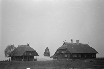 skansen - chałupa i spichlerz, skan 1