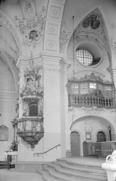 Kościół św. Wawrzyńca - wnętrze: Barokowa ambona z dekoracją sztukatorską. Fragment sklepienia z lunetą. Widoczna loża wsch. na piętrze aneksu. , skan 1