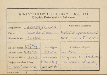 Zespół klasztorny - kościół, wnętrze ,  widok na wsporniki łuków w nawie głównej - metryczka, skan 1
