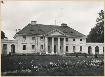 Zespół pałacowo - parkowy, pałac - elewacja frontowa , skan 1