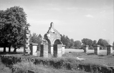 zakład i osiedle przemysłowe - ruina walcowni - fragment, skan 1