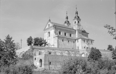 Kościół Niepokalanego Poczęcia Najświętszej Maryi Panny - elewacja frontowa i boczna, skan 1