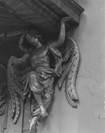 kościół klasztorny augustianów eremitów, ob. parafialny pw. św.św. Wacława, Doroty i Stanisława - wnętrze: ambona - fragment, anioł podtrzymujący baldachim, skan 1