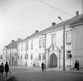 pałac biskupi - elewacja frontowa, skan 1