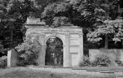 pałac Czartoryskich - park krajobrazowy - Brama Rzymska - elewacja frontowa, skan 1