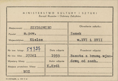 Zamek -  widok od strony zach. na wieżę z bramą - metryczka, skan 1