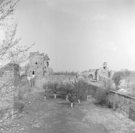 zamek krzyżacki - fragment zespołu zamkowego - ruina, skan 1