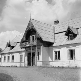 dwór - elewacja frontowa, ganek, skan 1