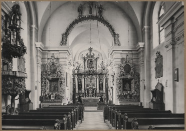 Zespół klasztorny ss. Benedyktynek - kościół, wnętrze, widok ogólny na nawę i prezbiterium, skan 1