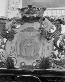 Kościół pw. NMP i św. Mikołaja - wnętrze: stalle. Kartusz na zwieńczeniu., skan 1