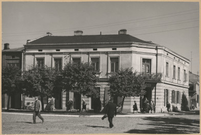 Miasto - widok ogólny kamienicy przy ul. Sobieskiego

 , skan 1