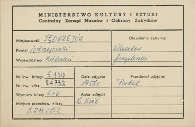 Zespół klasztorny - widok na portal fasady kościoła - metryczka, skan 1