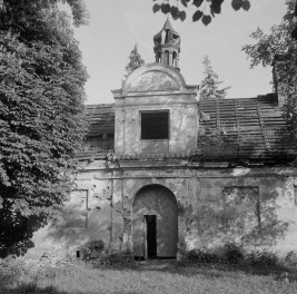 pałac Potockich - elewacja zachodnia frontowa, zniszczenia, skan 1