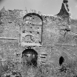 szpiatl Św. Ducha - dobudówka do części środkowej od południa - widok od południa, portal okno, skan 1