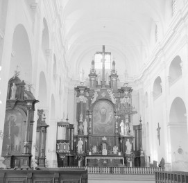 kościół św. Piotra i Pawła - wnętrze, prezbiterium, ołtarz, skan 1
