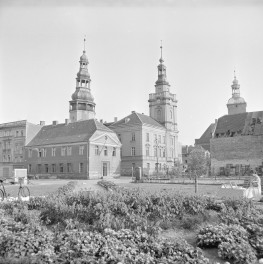 fragment zabudowy miasta z ratuszem miejskim oraz kościołem pw. Wniebowzięcia Najświętszej Maryi Panny - widok od północy, skan 1