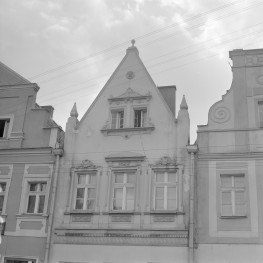 Pierzeja. Kamienica. Elewacja frontowa. klasycyzm i barok. Attyka na szczycie kamienicy., skan 1