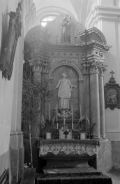 kościół farny św. Stanisława - wnętrze, ołtarz boczny, skan 1