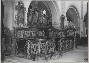 Zespół opactwa cystersów - wnętrze kościoła, fragment nawy głównej, widok na stalle , skan 1