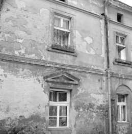 koszary Godebskiego - elewacja frontowa, naczółek trójkątny, skan 1