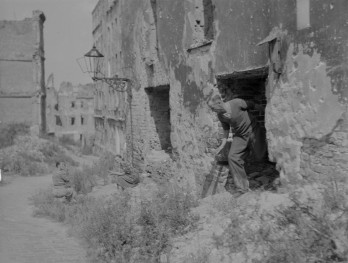 Zniszczona kamienica. Pierwsi mieszkańcy. Fragment elewacji., skan 1